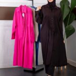 جلابية نسائية بطيات عمودية وأزرار