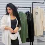 قميص نسائي مرصع الاكتاف