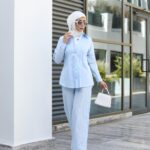 طقم نسائي يتميز بطيات عامودية