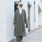طقم يتميز بجيوب كبيرة وازرار امامية