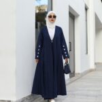 عباءة بازرار بيضاء لافتة على الاكمام